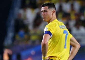 Condenan a Cristiano Ronaldo a recibir 100 latigazos en Irán por un abrazo y un beso a una mujer que no es su esposa