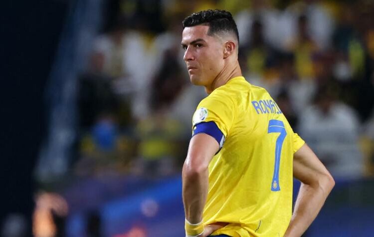 Condenan a Cristiano Ronaldo a recibir 100 latigazos en Irán por un abrazo y un beso a una mujer que no es su esposa