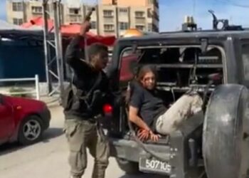 Hamas todavía mantiene decenas de rehenes israelíes, continúa lanzando misiles y controla aldeas cercanas a la Franja de Gaza