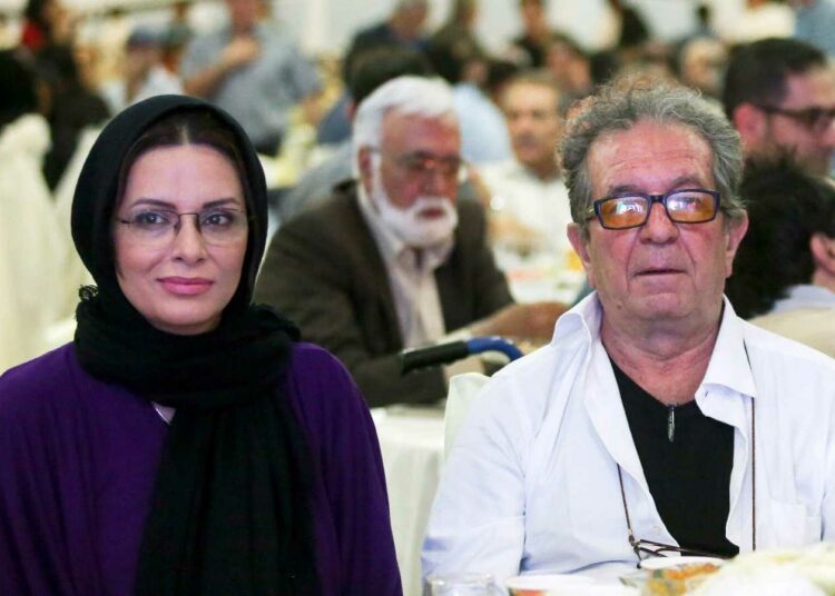 Asesinaron al prestigioso director iraní Dariush Mehrjui