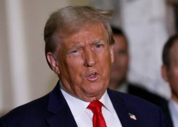 Trump se compara con Nelson Mandela mientras critica los cargos penales en su contra