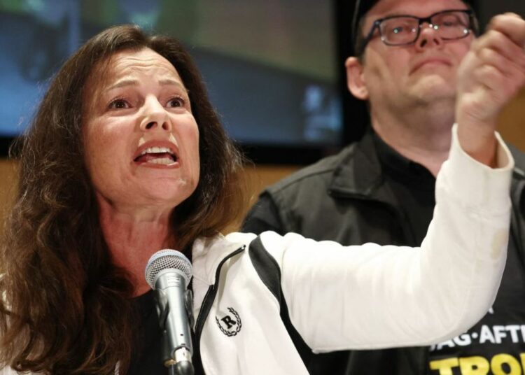 Fran Drescher critica a los productores por abandonar las negociaciones y dice que no quieren ceder sobre el uso de IA