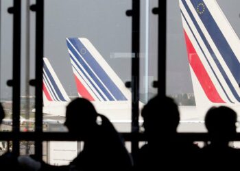 Francia: evacuan seis aeropuertos por amenazas de bomba