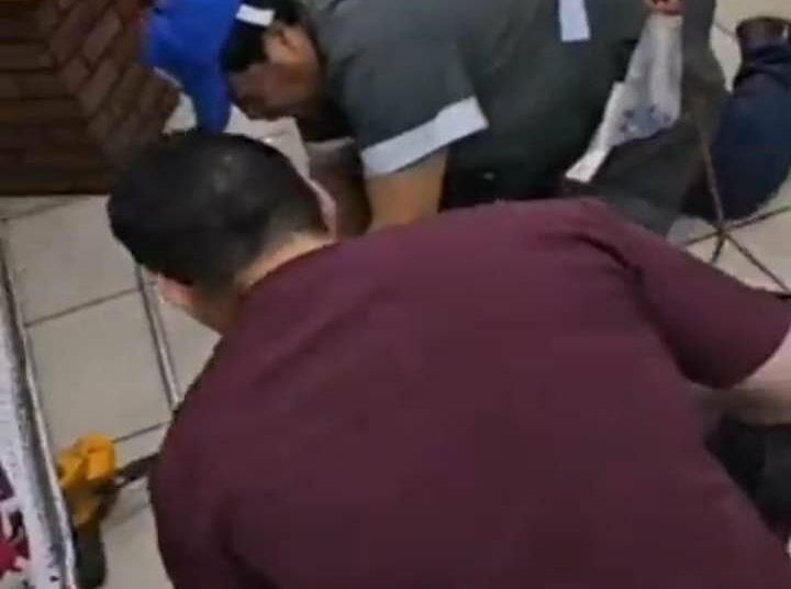 Hombre que laboraba en ferretería Freund fallece al caer desde una gran altura