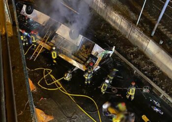 (VIDEOS) Al menos 20 muertos tras caer por un puente un autobús en Italia