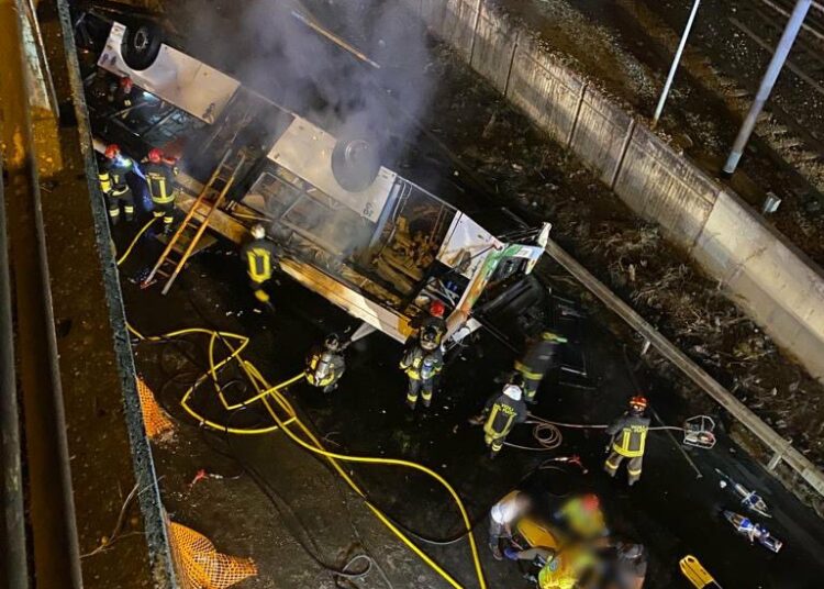 (VIDEOS) Al menos 20 muertos tras caer por un puente un autobús en Italia