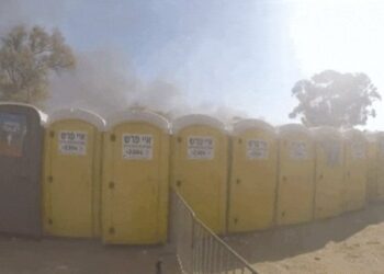 Momento en que los terroristas de Hamas fusilan a los jóvenes que se escondían en baños portátiles