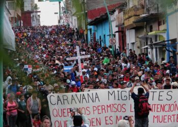Caravana de unos 7.000 migrantes avanza desde el sur de México hacia EE. UU.