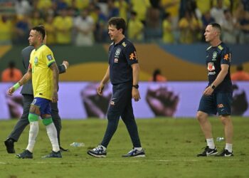 (VIDEO) La furia de Neymar tras la insólita agresión que sufrió por el público de Brasil