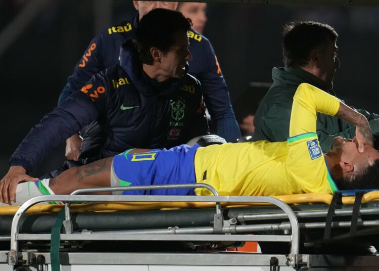 Neymar sufrió la rotura del ligamento cruzado y de los meniscos de la rodilla izquierda