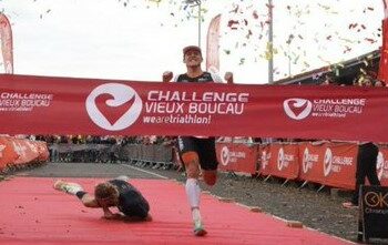 (VIDEO) Francia: se cayó a centímetros de la línea de meta y perdió el primer lugar de un triatlón