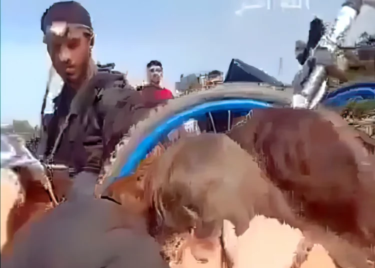 Milicias de Hamas exhiben a mujeres israelíes secuestradas y violentadas