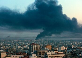 Otro bombardeo masivo de Hamas contra Israel dejó cuatro heridos y causó un incendio en un edificio residencial de Tel Aviv