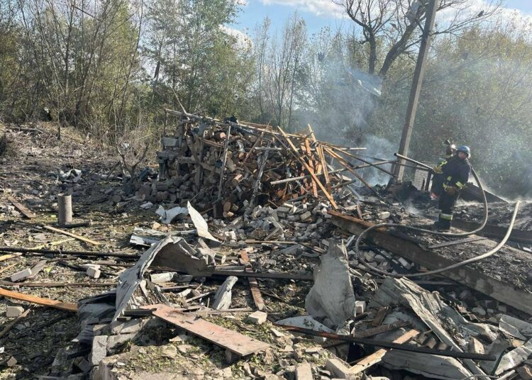 (VIDEO) Un bombardeo ruso contra un café y un negocio en Ucrania dejó al menos 49 muertos y siete heridos