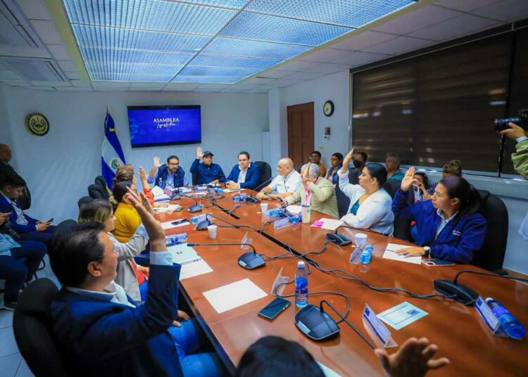 Acuerdan reforma para legalizar inmuebles a 75 familias en San Miguel