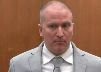 Apuñalan a expolicía que asesinó a George Floyd