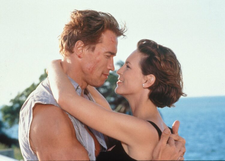 Jamie Lee Curtis sabe la razón por la que Schwarzenegger pensó que sería raro besarla en ‘Mentiras Verdaderas’