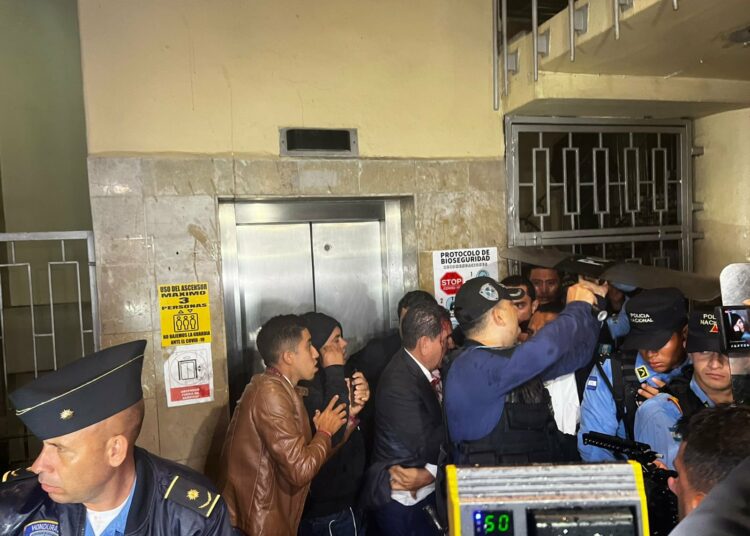 (VIDEOS) Disturbios en Congreso de Honduras dejan varios lesionados