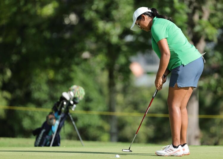 Golfistas compiten en el evento nacional más importante del año