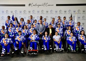 Delegación salvadoreña que participará en los Juegos Parapanamericanos recibió pabellón nacional