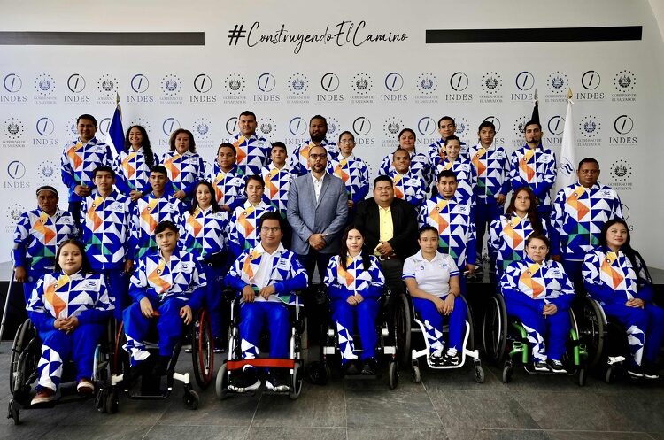 Delegación salvadoreña que participará en los Juegos Parapanamericanos recibió pabellón nacional