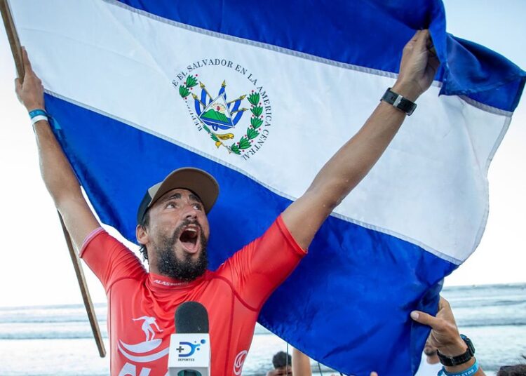 Bryan Pérez, campeón del Surf City El Salvador Alas Pro y del Tour 2023