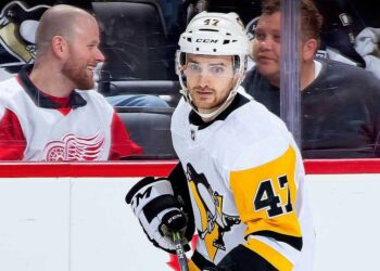 Arrestaron a un sospechoso tras la muerte de la estrella del hockey sobre hielo Adam Johnson en pleno partido