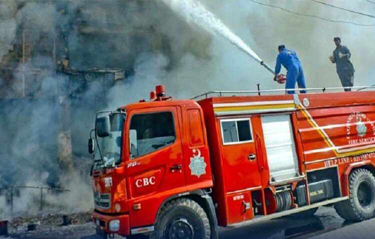 Incendio en centro comercial deja 11 muertos en Pakistán