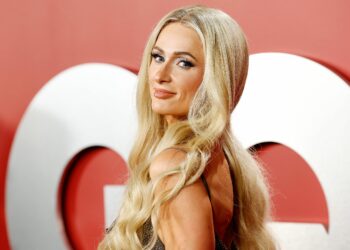 Paris Hilton suspende su patrocinio con X de Elon Musk