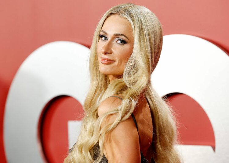 Paris Hilton suspende su patrocinio con X de Elon Musk