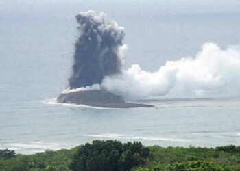 Nueva isla emerge en Japón después de la erupción de un volcán y se cree que sigue expandiéndose