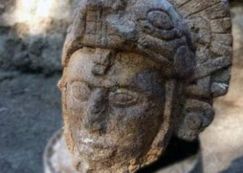 Encuentran en Chichen Itzá un rostro esculpido de un guerrero maya