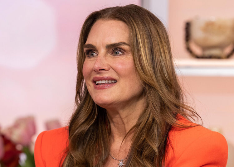 Brooke Shields fue trasladada en ambulancia al hospital con Bradley Cooper agarrándole la mano tras sufrir un ataque que la puso AZUL
