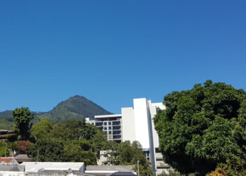 Cielo despejado a medio nublado, ambiente cálido y posibilidad de lluvia en la zona central