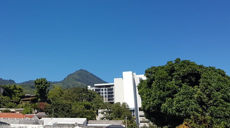 Cielo despejado a medio nublado, ambiente cálido y posibilidad de lluvia en la zona central