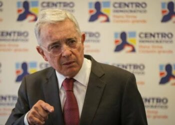 Álvaro Uribe niega vínculos con paramilitares en Colombia