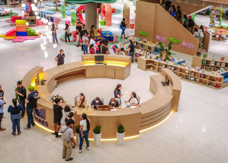 Población continúa llegando a conocer la Biblioteca Nacional de El Salvador