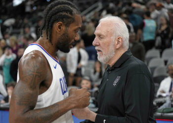 Gregg Popovich pide al público de San Antonio que pare de abuchear a su ex jugador Kawhi Leonard