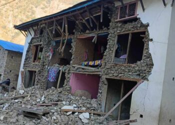 Al menos 132 muertos en un sismo en Nepal