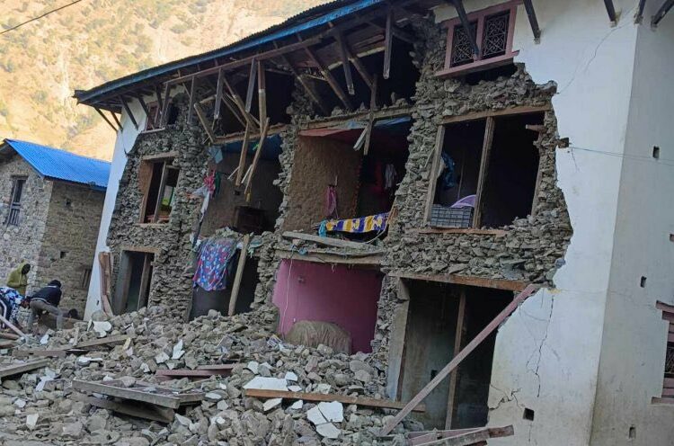 Al menos 132 muertos en un sismo en Nepal