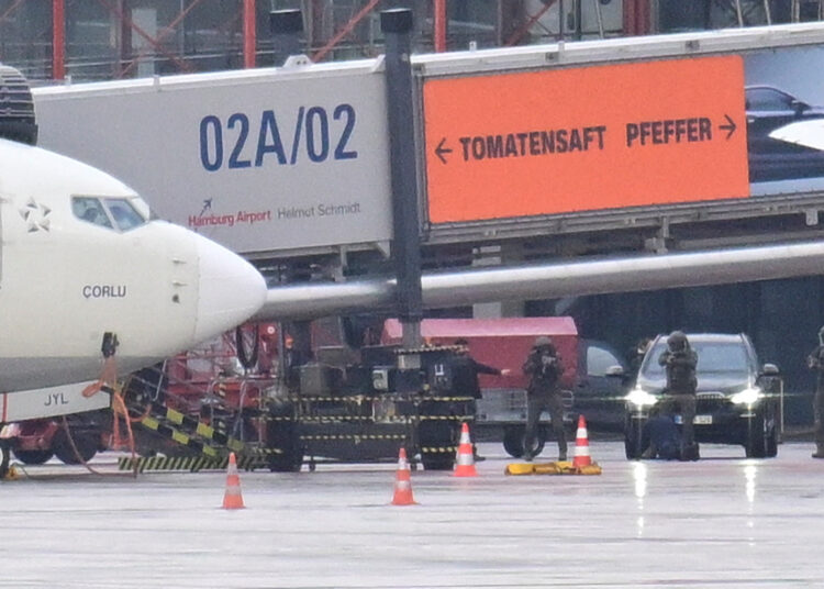El hombre armado que paralizó el aeropuerto de Hamburgo se entrega a las autoridades