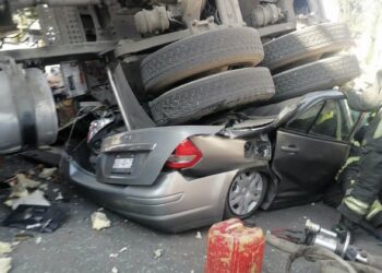 Un tráiler cae de un puente y aplasta varios coches en una vía de México