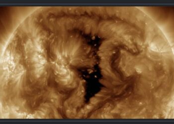 Un enorme agujero coronal se forma en el Sol