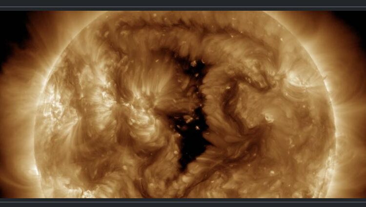 Un enorme agujero coronal se forma en el Sol