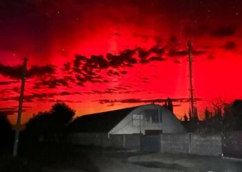 Inusual aurora boreal escarlata ilumina el cielo de Rusia
