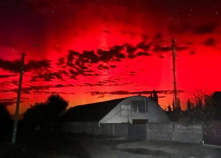 Inusual aurora boreal escarlata ilumina el cielo de Rusia