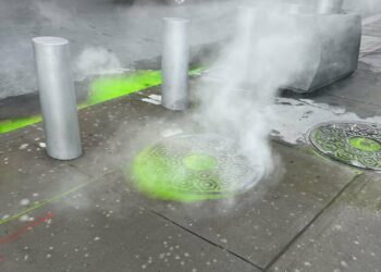 ¿Cazafantasmas o Tortugas Ninja? Extraña sustancia verde fluorescente brota de una alcantarilla en Nueva York