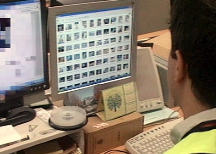 La Policía detiene 121 personas en una operación contra la pornografía infantil en España