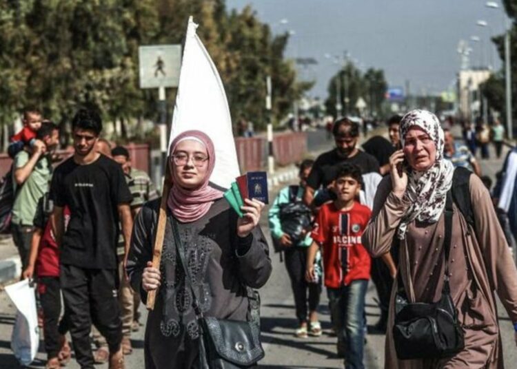 Miles de personas refugiadas en hospitales de la Ciudad de Gaza huyen en medio de ataques