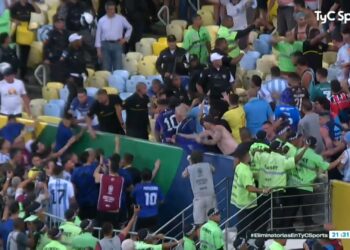 Policía brasileña golpea a aficionados argentinos en el Maracaná y Messi dio la orden de retirada a su equipo